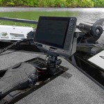 Railblaza Echolothalterung HEXX auf einem Bass Boat