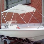 Bimini-Top Elegance mit 3 Bögen in grün, montiert auf einem Freizeitboot