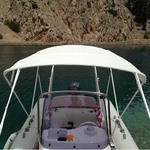 Bimini-Top Chic mit 4 Bögen in weiß, montiert auf einem Schlauchboot (Frontal)