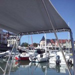 Sonnenverdeck Universal für Geräteträger in grau, montiert auf einerm Schlauchboot