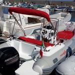 Sonnenverdeck Royal mit 3 Bögen in rot, montiert auf einem Schlauchboot (Heck).