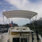 Sonnenverdeck Royal mit 4 Bögen in natur, montiert auf einer Flybridge (Heck)