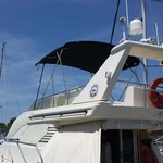 Sonnenverdeck Royal mit 4 Bögen in blau, montiert auf einer Flybridge