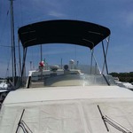 Sonnenverdeck Royal mit 4 Bögen in blau, montiert auf einer Flybridge (Frontal)