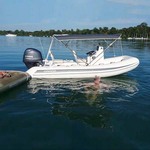 Bimini-Top Sport mit 4 Bögen in dunkelgrau, montiert auf einem Schlauchboot