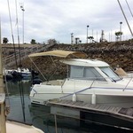 Bimini-Top Chic mit 4 Bögen in beige, montiert auf einem Kabinenboot