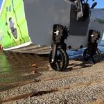 Railblaza C-TUG Schlauchbooträder / Dinghy Wheels an einem Aluminiumboot heruntergeklappt im Einsatz