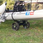 Railblaza C-TUG Transportwagen / Slipwagen für Kayaks und Kanus auf einer Wiese