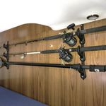 Railblaza Fishing Rod Storage Rack als Angelruten Klemmhalter an der Kabinenwand