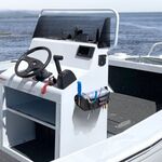 Railblaza TackleCaddy Console Mount in schwarz montiert an einer Center Console