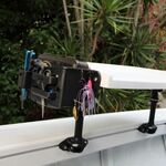 Railblaza TackleCaddy Console Mount in schwarz montiert am Filetiertisch