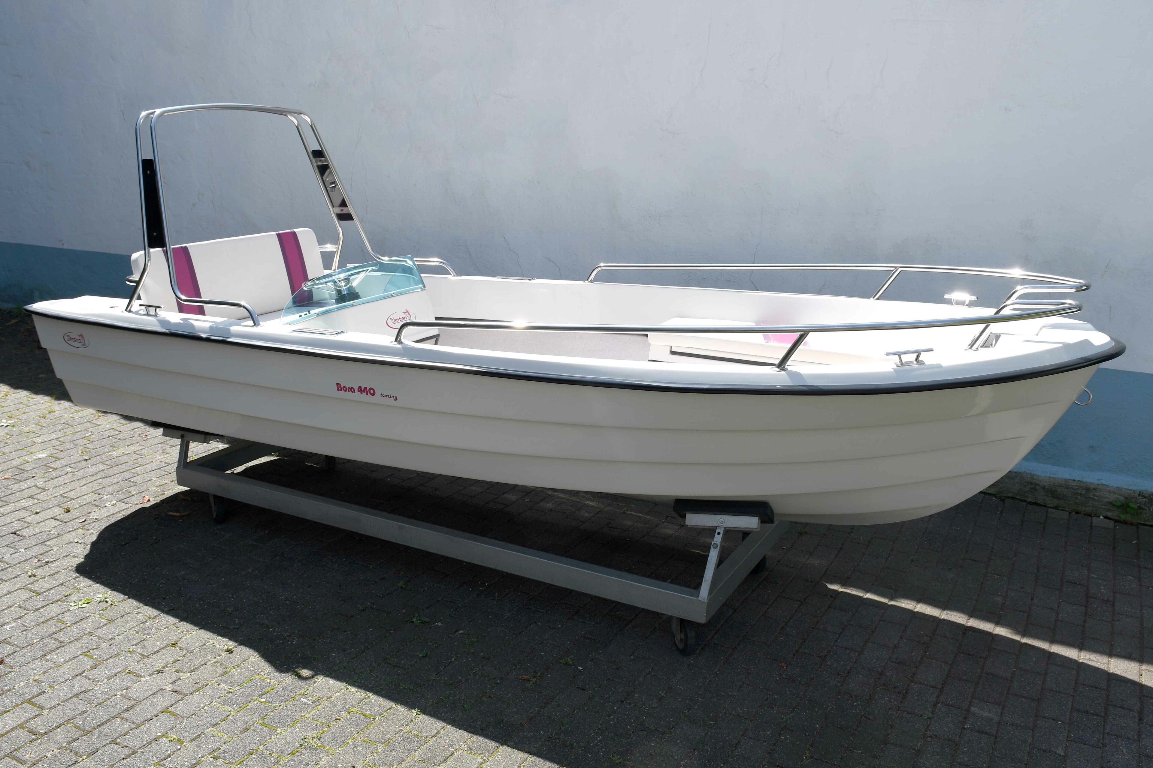 Barco a motor e de recreio Bora 440 touring